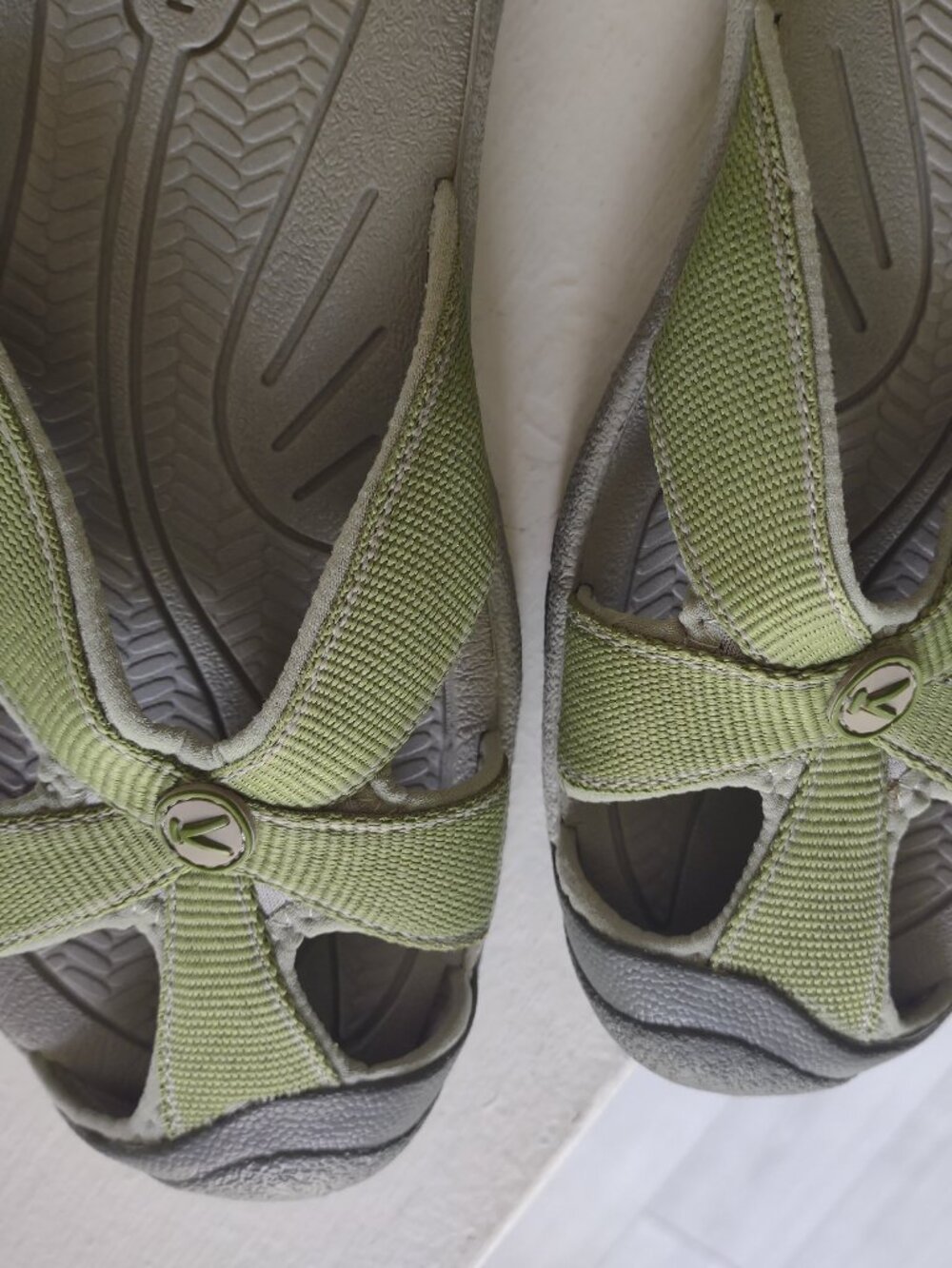 Keen slip on sandals - size 8.5 - comfortable arch support - flip flop - green - Picture 2 of 6